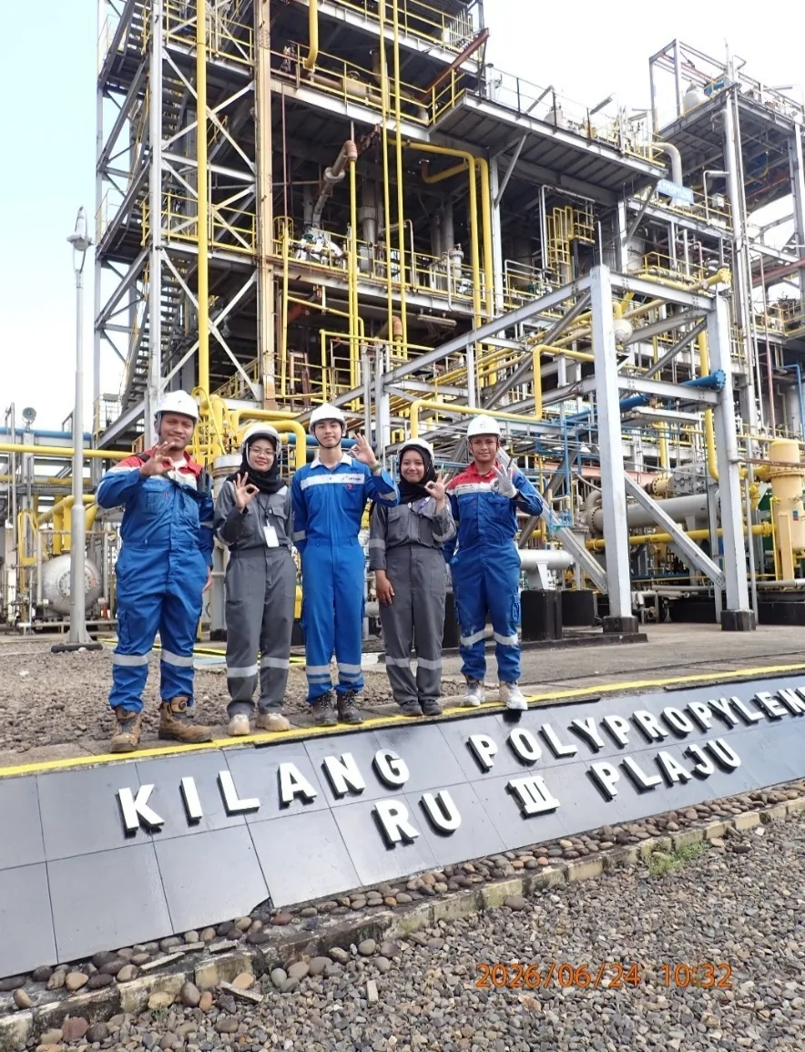 The internship team at the Kilang Polypropylene RU III Plaju sign