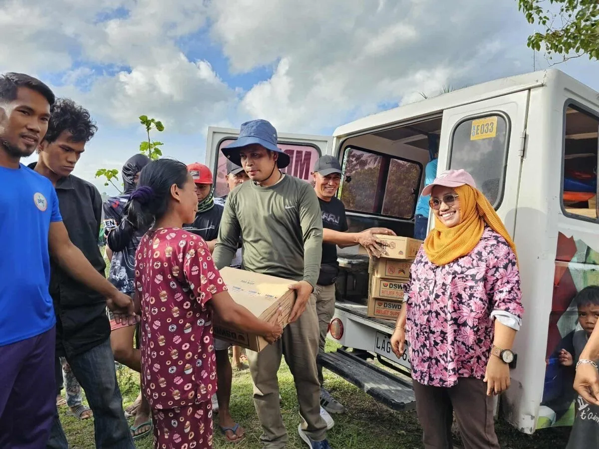 Rafselfmedika outreach: handing out supplies